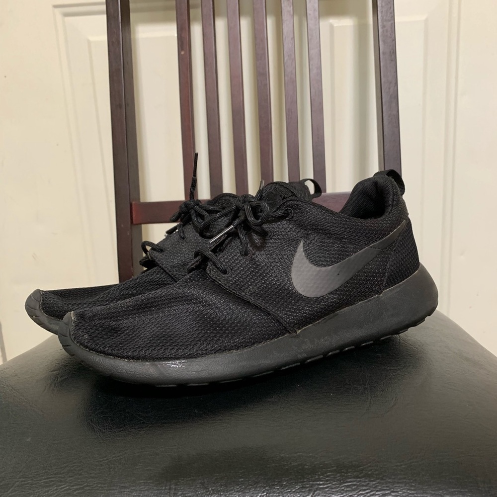 Nike Roshe black on black